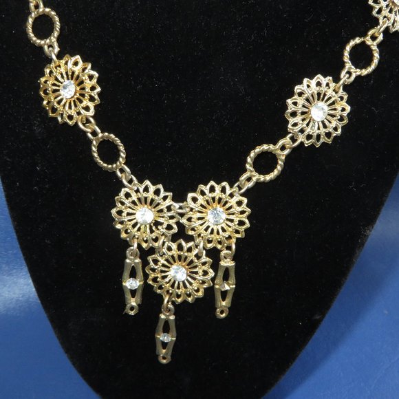 Pretty Gold toned flower necklace crystal center - Picture 7 of 8